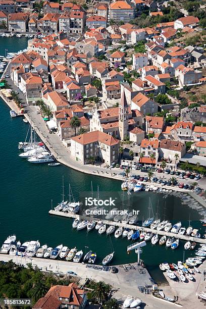 Milna Villaggio Sullisola Di Brazza In Croazia - Fotografie stock e altre immagini di Acqua - Acqua, Ambientazione esterna, Architettura