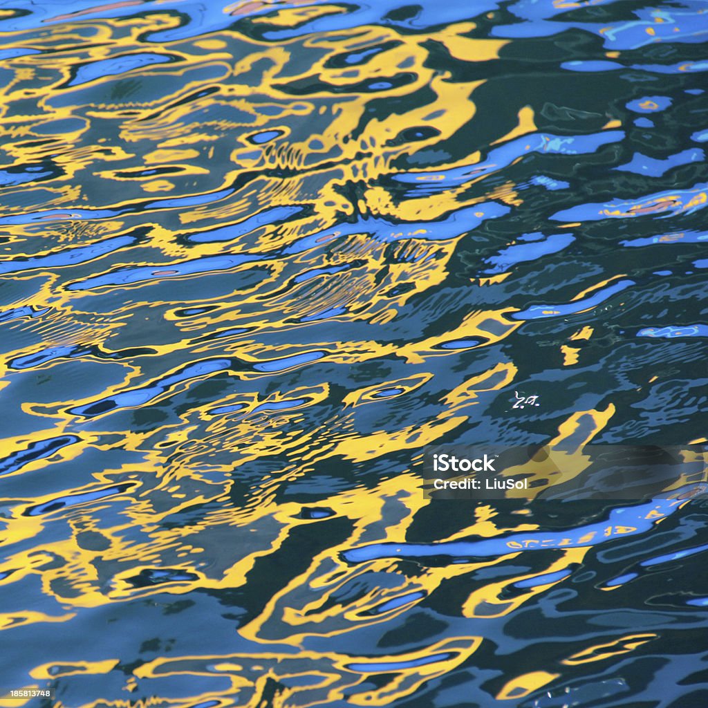 Reflejo en el agua, desenfocado - Foto de stock de Natación libre de derechos