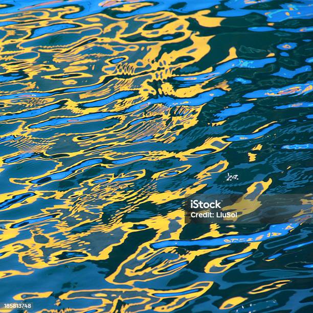 Reflejo En El Agua Desenfocado Foto de stock y más banco de imágenes de Natación - Natación, Abstracto, Agua