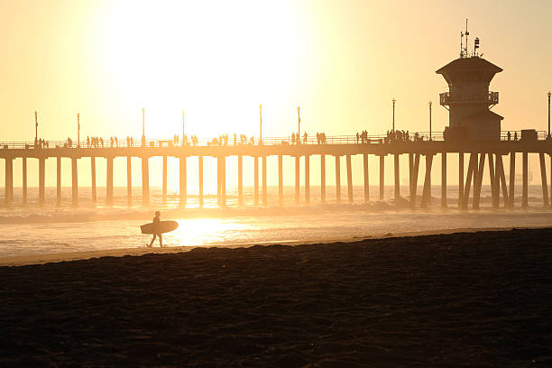 pôr do sol do píer no huntington beach na califórnia - huntington beach - fotografias e filmes do acervo