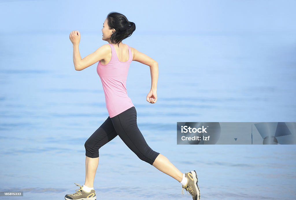 Femme jogging sur la plage - Photo de Activité libre de droits