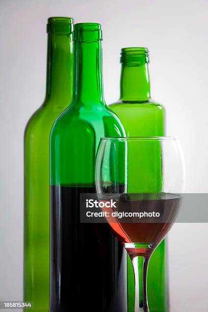 Garrafas De Vinho E Copo - Fotografias de stock e mais imagens de Abuso - Abuso, Abuso de Álcool, Bêbedo