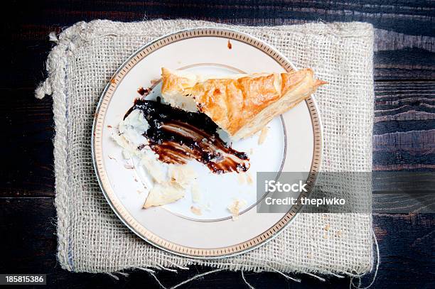 Photo libre de droit de Demialiment Entamé Pâte Feuilletée Avec Chocolat banque d'images et plus d'images libres de droit de Activités de week-end - Activités de week-end, Aliment, Aliments et boissons