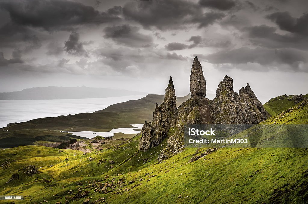 Vista en Old Man of Storr formación de roca, Escocia - Foto de stock de Old Man of Storr libre de derechos