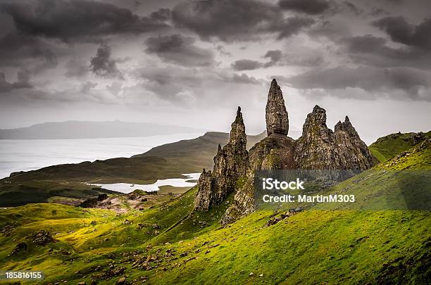 Vista En Old Man Of Storr Formación De Roca Escocia Foto de stock y más banco de imágenes de Old Man of Storr