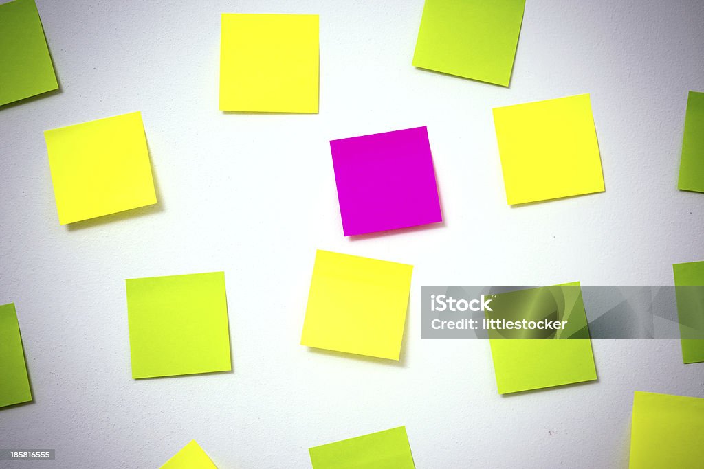 Papel Adesivo nota permaneça na parede - Foto de stock de Amarelo royalty-free