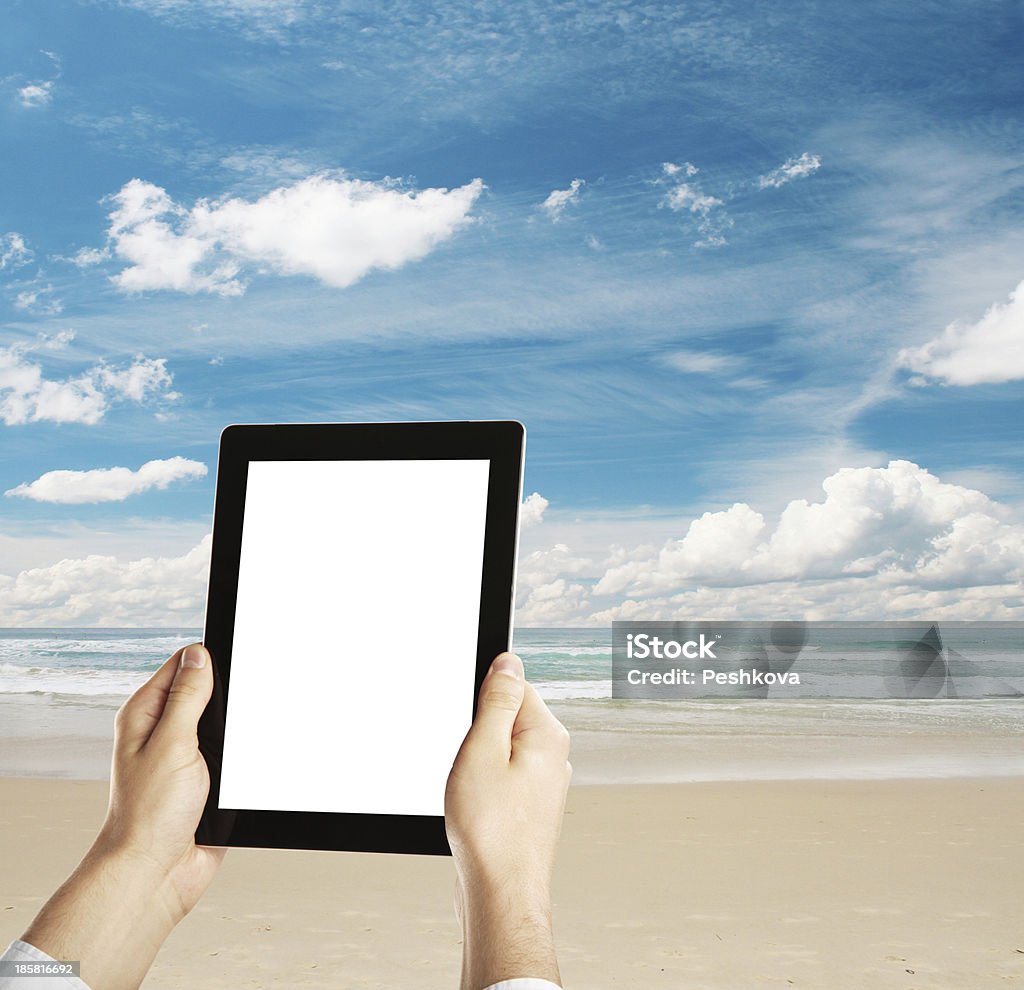 tablet na praia - Foto de stock de Areia royalty-free