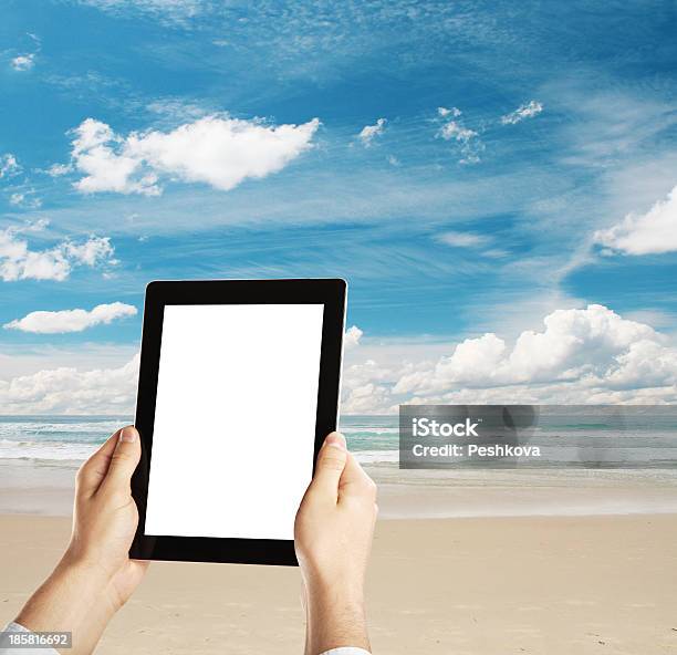 Foto de Tablet Na Praia e mais fotos de stock de Areia - Areia, Computador desktop, Comunicação