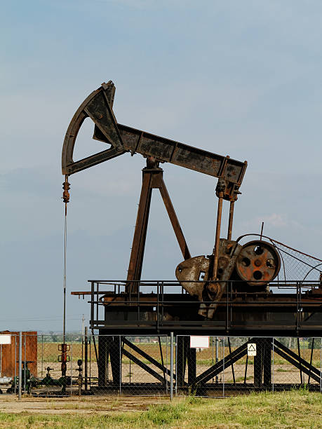 istock Operating oil and gas well 185817520