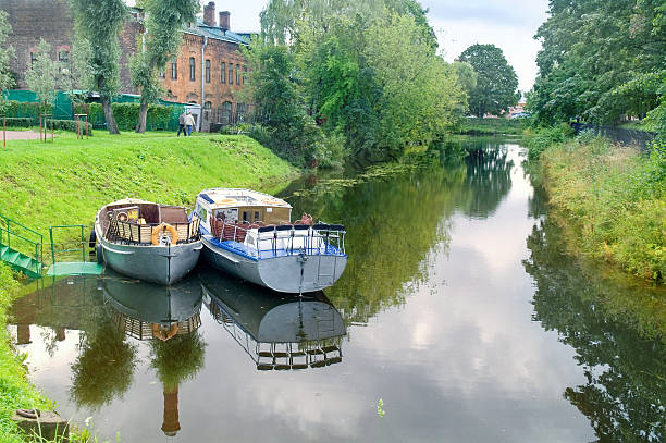 istock Boats in the channel 185817788