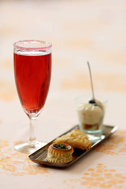 kir royal coktail z amuse bouche - amuse bouche zdjęcia i obrazy z banku zdjęć