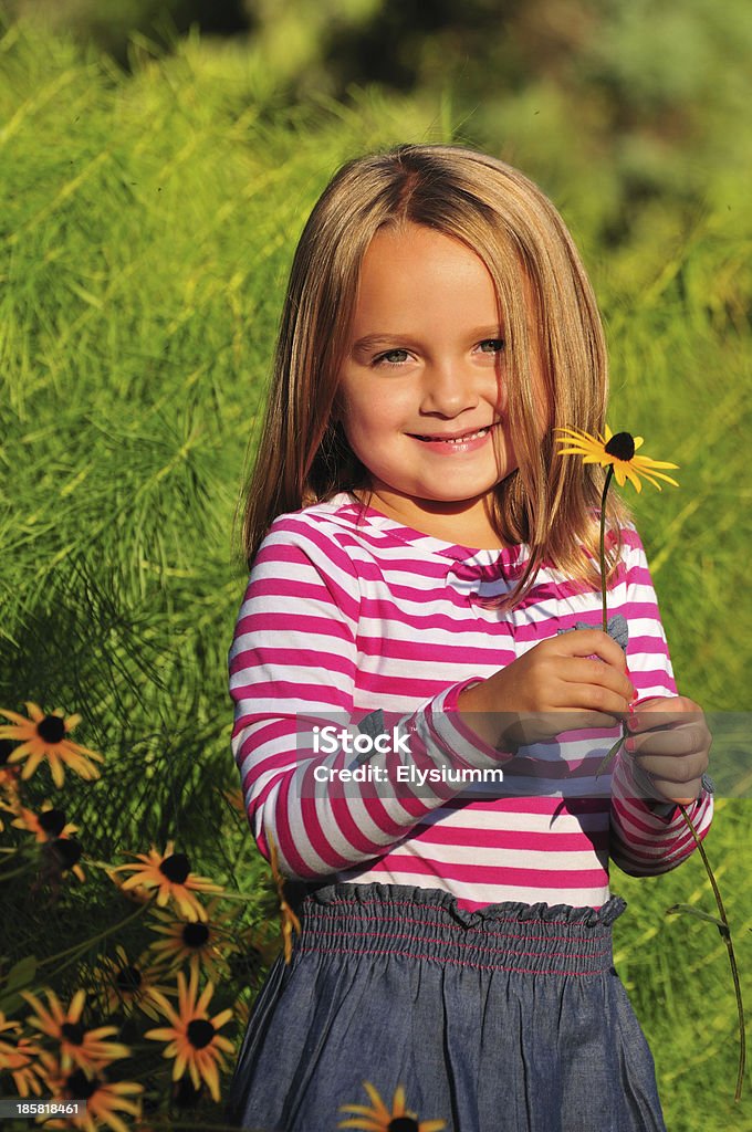 Urocza Dziewczyna z kwiat - Zbiór zdjęć royalty-free (Blond włosy)