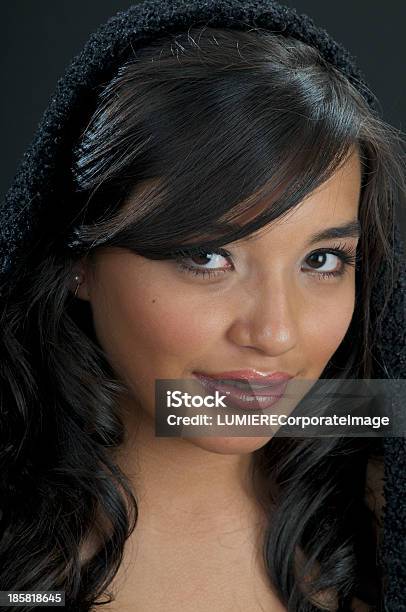 Sonriente Mujer Hermosa Joven Latina Foto de stock y más banco de imágenes de Adolescente - Adolescente, Adulto, Adulto joven