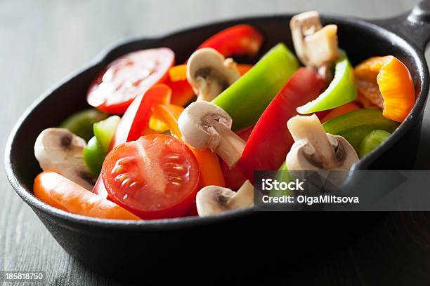 Legumes Coloridos Em Preto Recipiente Pronto Para Fritar - Fotografias de stock e mais imagens de Alimentação Saudável