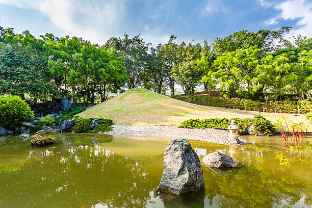 пруд и вода пейзаж в японский сад - lotus japan water lily vegetable garden стоковые фото и изображения