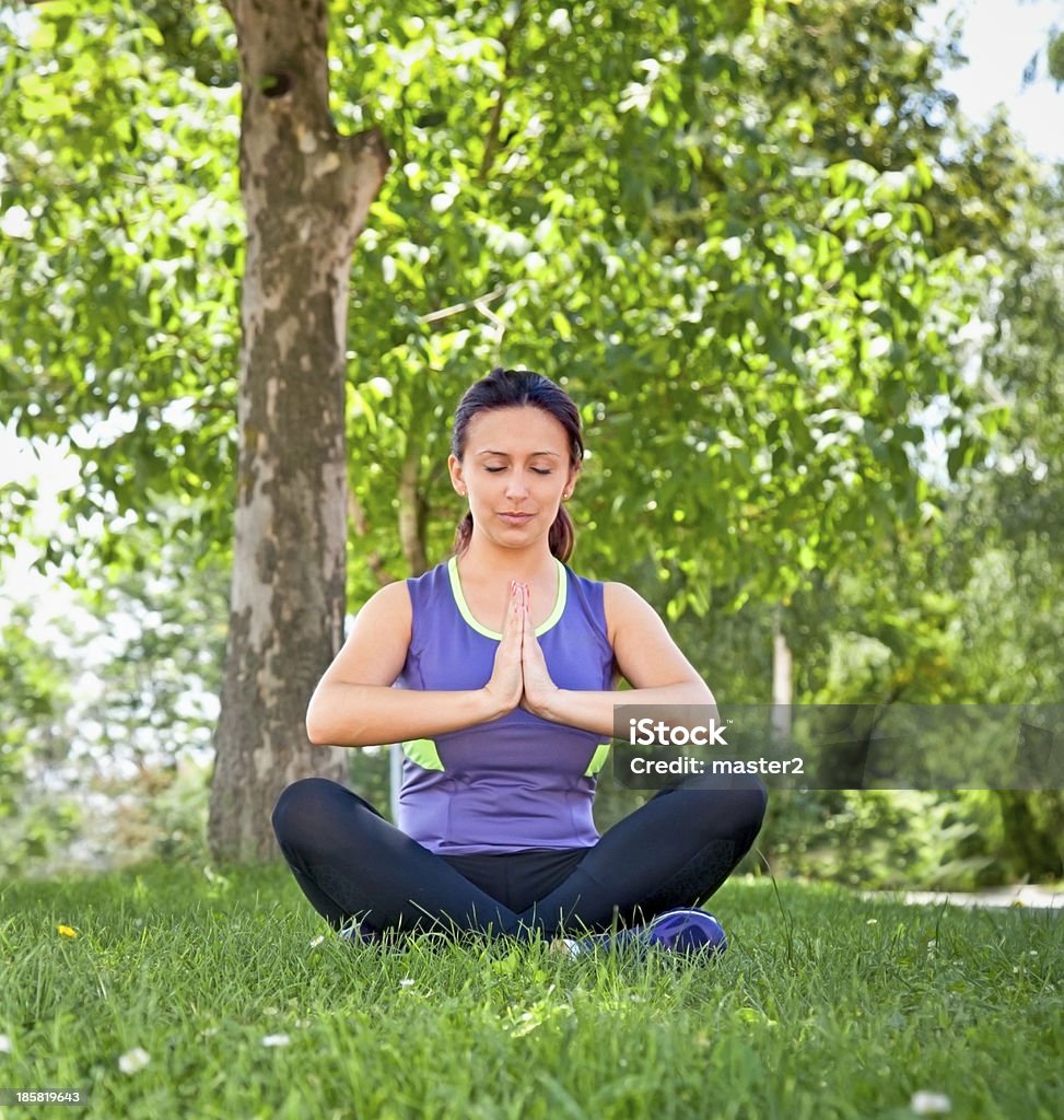 Belle femme exercice yoga dans parc. - Photo de Adulte libre de droits