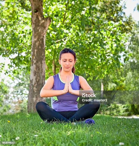 Photo libre de droit de Belle Femme Exercice Yoga Dans Parc banque d'images et plus d'images libres de droit de Adulte - Adulte, Beauté, Belle femme