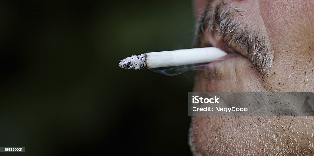 Homem fumar um cigarro - Royalty-free Abstrato Foto de stock
