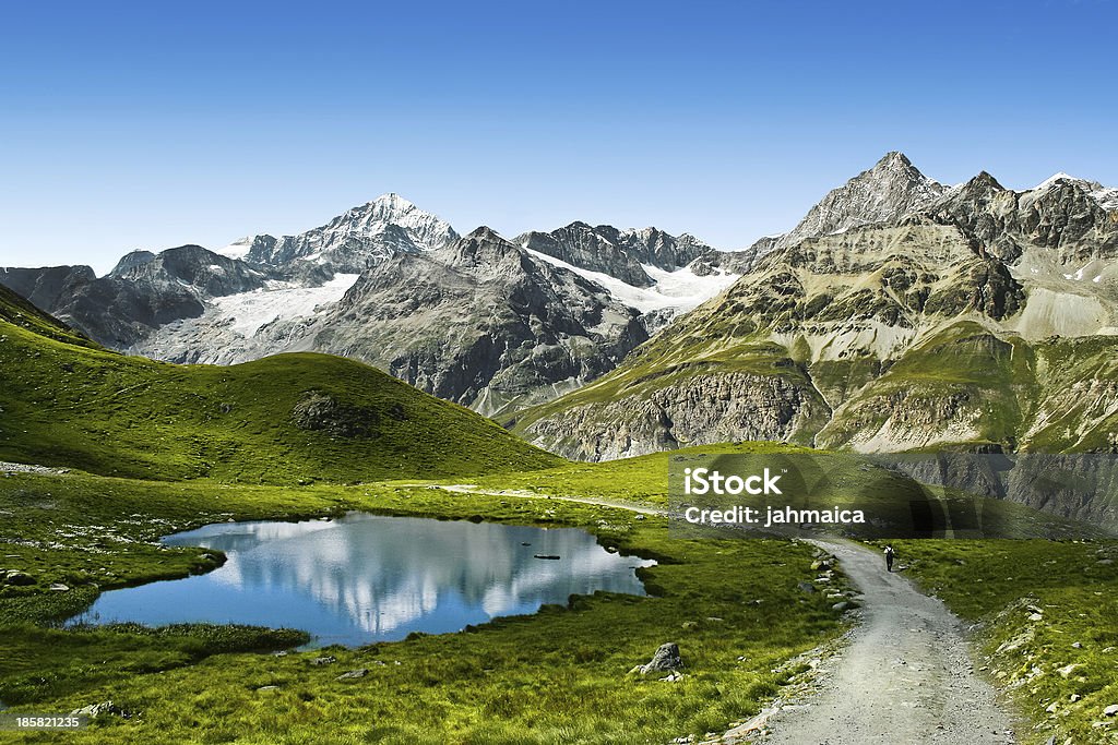 Touristischen trail in den Schweizer Alpen - Lizenzfrei Berg Stock-Foto