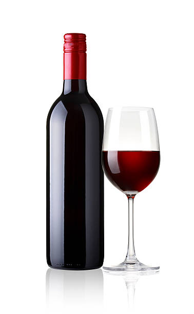 vetro e bottiglia di vino rosso isolato - glass bar relaxation red foto e immagini stock