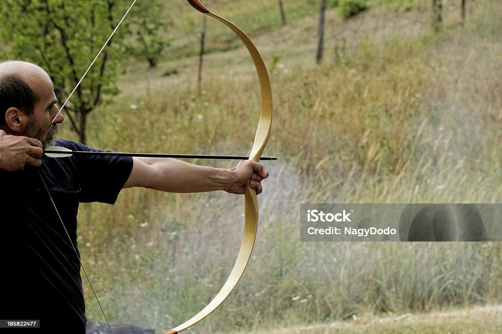 man shooting with bow - Стоковые фото Archery роялти-фри