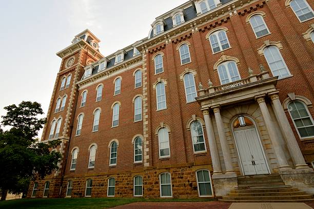 istock wide angle of antebellum style multi story structure 185822734