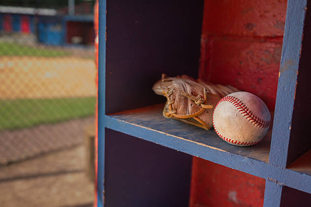 e luva de beisebol - baseball dugout baseball diamond practicing - fotografias e filmes do acervo