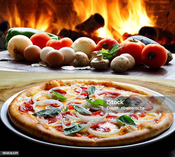 Pizza - Fotografias de stock e mais imagens de Cebola - Cebola, Comida, Fatia