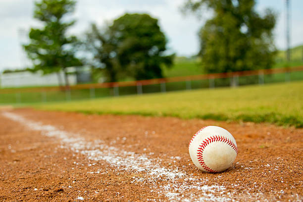 baseball in fallo linea - baseball field grass baseballs foto e immagini stock