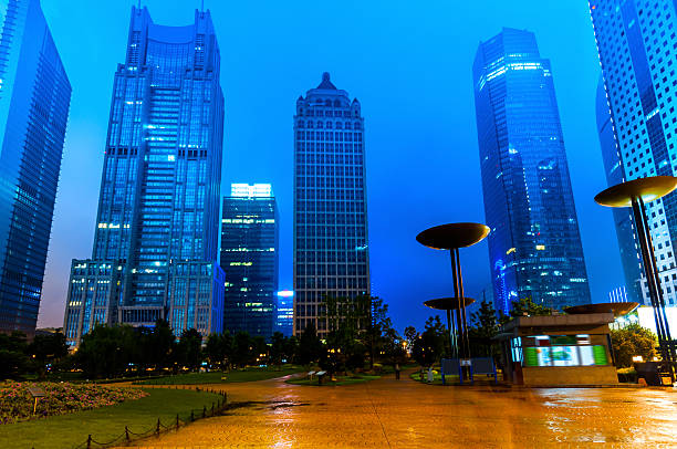 scena notturna della città moderna - travel urban scene blurred motion shanghai foto e immagini stock
