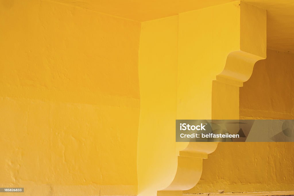 Желтый Adobe стены - Стоковые фото Архитектура роялти-фри