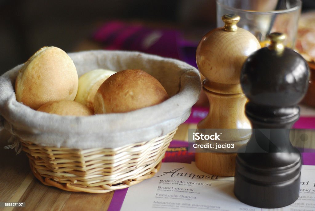 E rolos de pão fresco no cesto - Royalty-free Alimentação Saudável Foto de stock