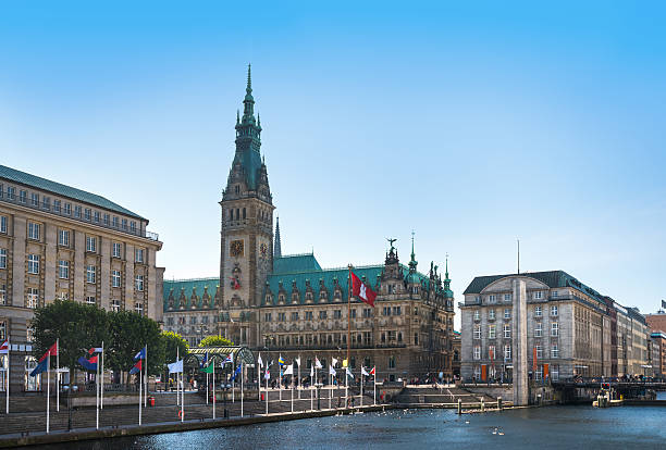 mairie de hambourg à proximité de la rivière alster - lac binnenalster photos et images de collection