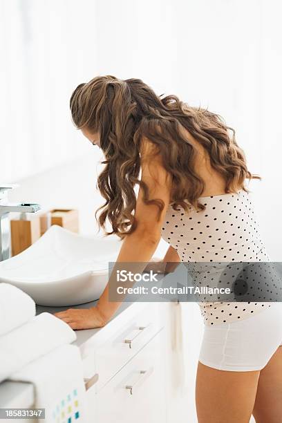 Frustrados Jovem Mulher Na Casa De Banho - Fotografias de stock e mais imagens de Adulto - Adulto, Bulimia, Cabelo castanho