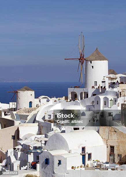 Mulino A Vento Di Santorini - Fotografie stock e altre immagini di Acqua - Acqua, Albergo, Ambientazione esterna