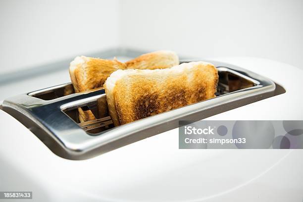 Tostapane Con Fette Di Pane Su Sfondo Bianco - Fotografie stock e altre immagini di Affamato - Affamato, Attrezzatura, Brillante