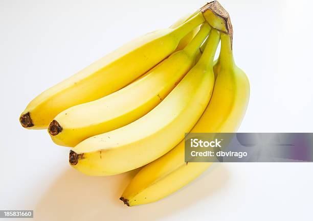 Reihe Von Gelben Bananen Auf Weiß Stockfoto und mehr Bilder von Banane - Banane, Bund, Fotografie