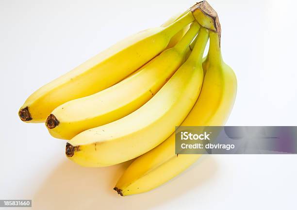 Photo libre de droit de Tas De Bananes Sur Blanc Jaune banque d'images et plus d'images libres de droit de Aliment - Aliment, Aliments et boissons, Banane - Fruit exotique