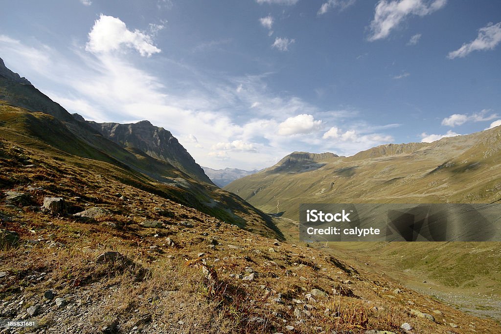 Gras Bergwiese umgeben von Bergen in Schweizer Alpen - Lizenzfrei Alpen Stock-Foto