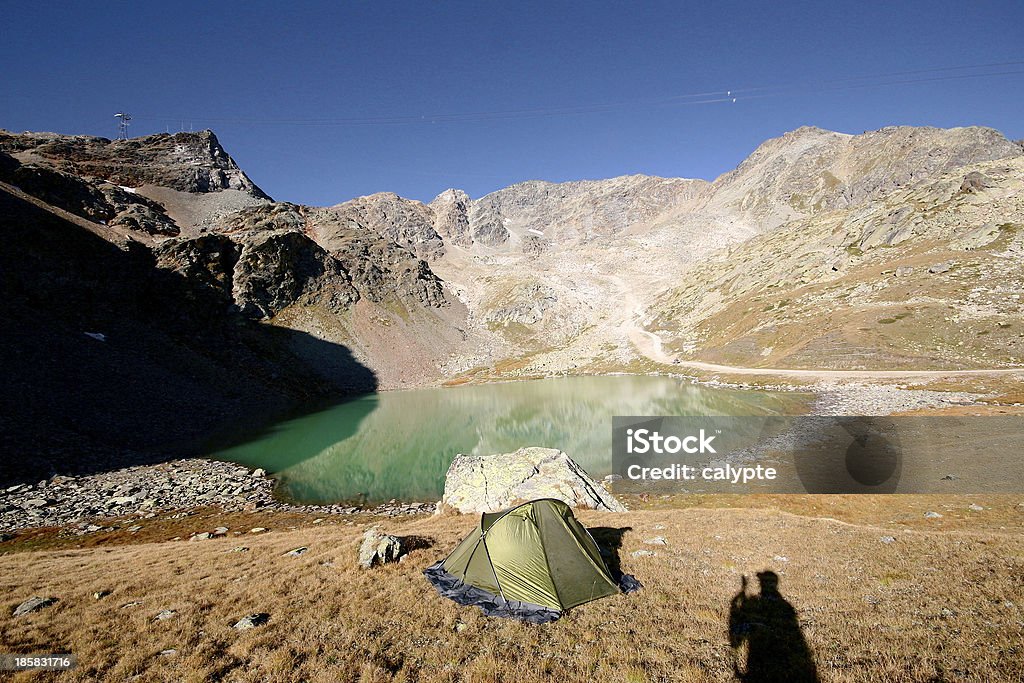 Zelt Biwak in Ruhe durch See in Schweizer Alpen - Lizenzfrei Alpen Stock-Foto