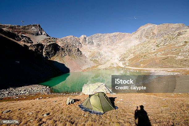 Barraca Bivaque Em Repouso Lugar Pelo Lago Nos Alpes Suíços - Fotografias de stock e mais imagens de Ajardinado