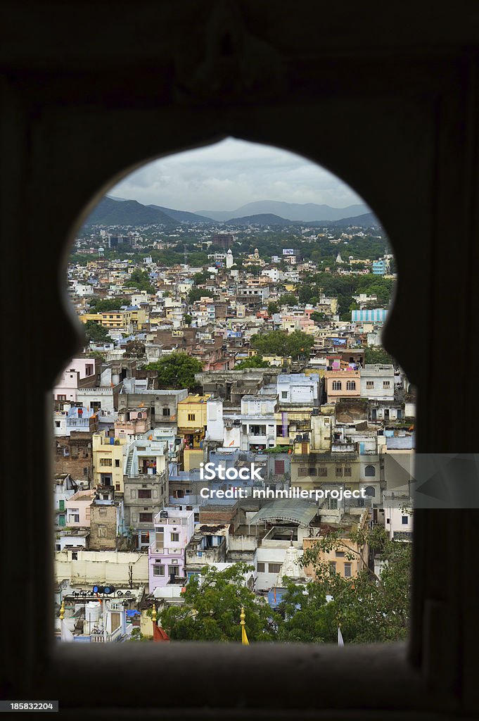 Schlüssellochausschnitt mit Blick aus dem Fenster der indischen Stadt - Lizenzfrei Bogen - Architektonisches Detail Stock-Foto