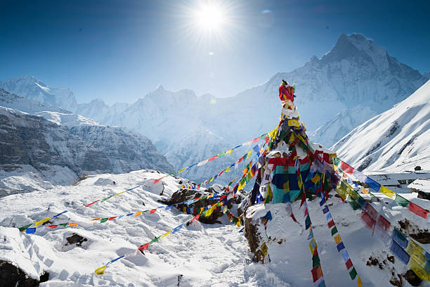 снег на annapurna основа лагерь - annapurna range стоковые фото и изображения