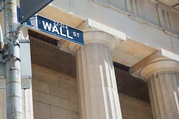 istock Wall street sign & columns 185834027