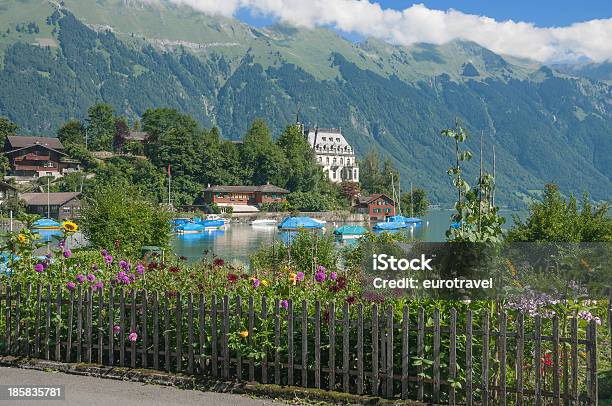 Iseltwald Lago Di Brienz Svizzera - Fotografie stock e altre immagini di Alpi Bernesi - Alpi Bernesi, Ambientazione esterna, Canton Berna
