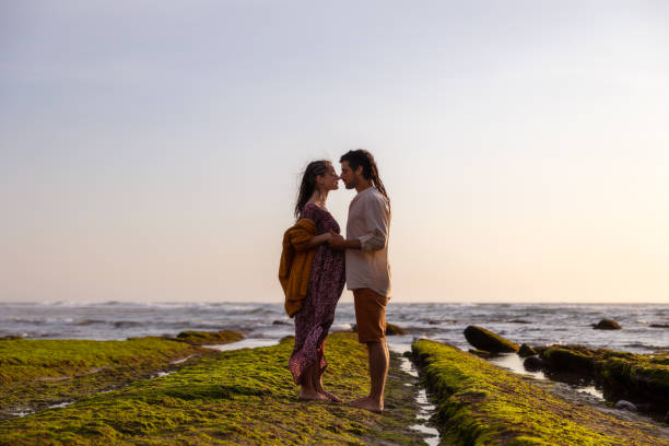 pregnant couple at the beach - human pregnancy couple prenatal care heterosexual couple imagens e fotografias de stock