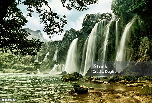 Cascata In Bangioc Caobang Vietnam - Fotografie stock e altre immagini di Acqua - Acqua, Affari internazionali, Albero