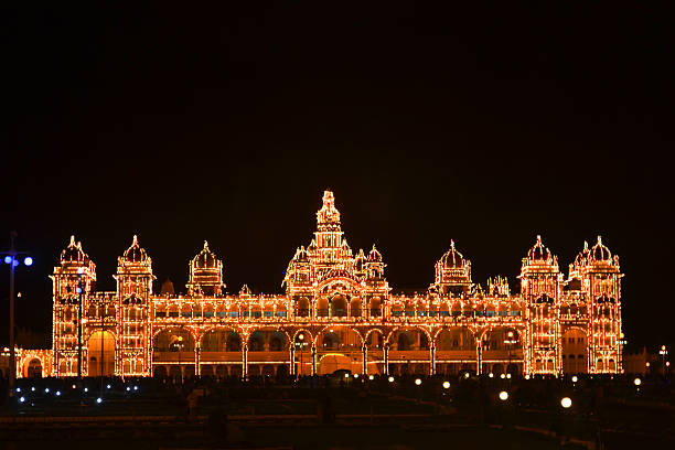 mysore palace bei nacht - mysore stock-fotos und bilder