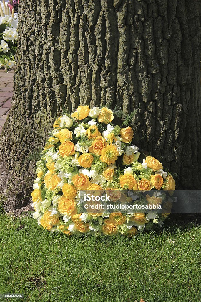 heart shaped sympathy arrangement yellow roses and ranunculus in a heart shaped funeral arrangement Grave Stock Photo