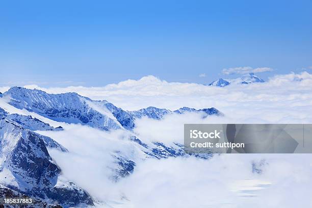 Alpine Alpi Di Jungfraujoch Paesaggio Di Montagna - Fotografie stock e altre immagini di Alpi - Alpi, Ambientazione esterna, Blu
